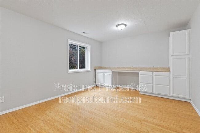 Building Photo - 7533 SW Applegate Dr