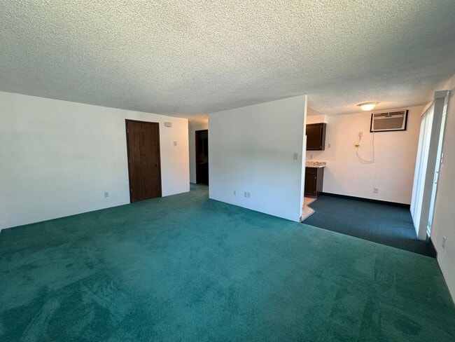 Building Photo - 2 Bedroom Upstairs apartment For Rent Loca...