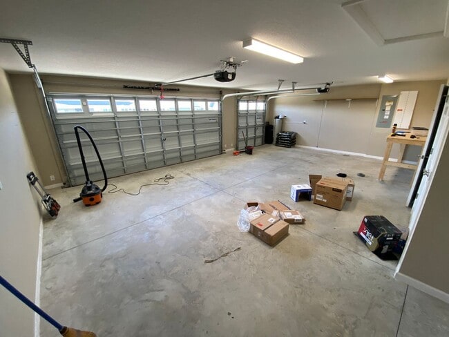 Building Photo - Beautiful Unfurnished 3 bed, 2 bath ANNUAL...