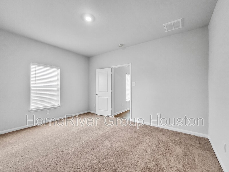 Building Photo - 313 Kim Ln