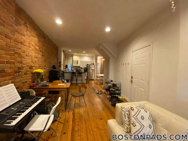 Building Photo - 216 Hemenway St