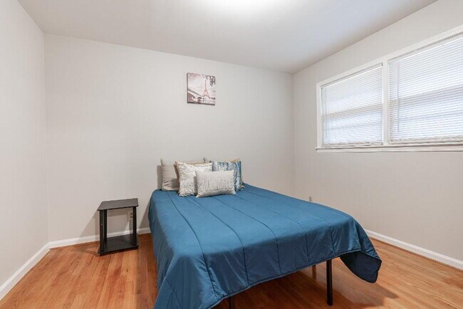 Building Photo - THE KNOLLVIEW | Spacious updated home just a 5-minute walk to bus 186, offering convenient and co...