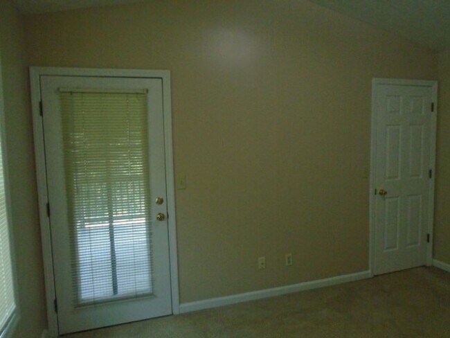 Building Photo - 2 bedroom condo for rent close to base!