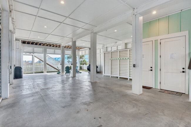 Building Photo - 3815 Seabreeze Ln