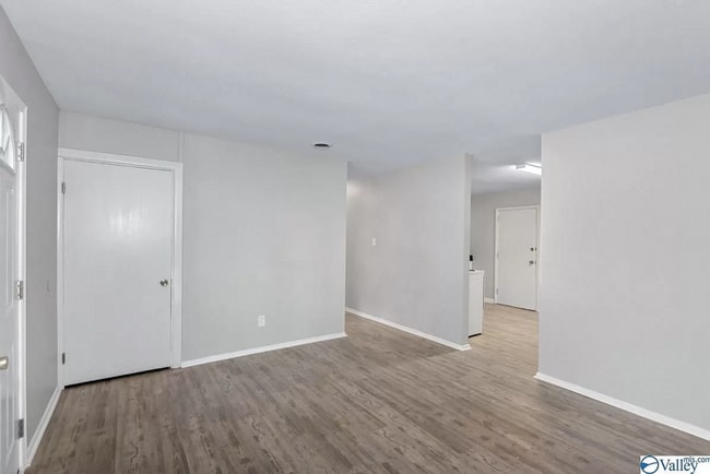 Building Photo - THREE BEDROOM/ONE BATH - CONVENIENT LOCATION!