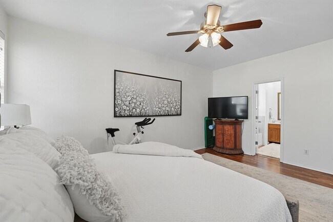 Building Photo - 305 Olmos Dr