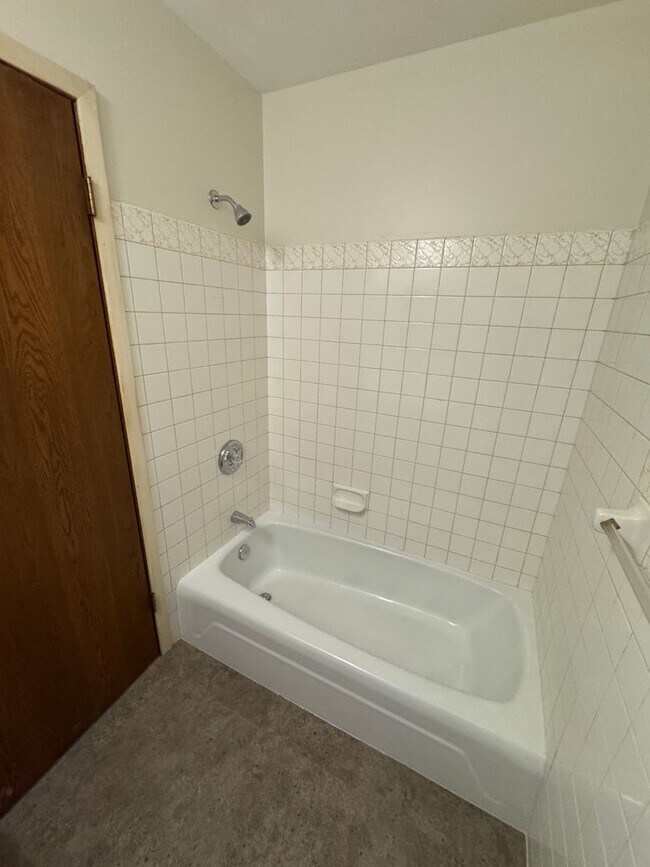 Building Photo - Renovated 2-bedroom 1-bathroom