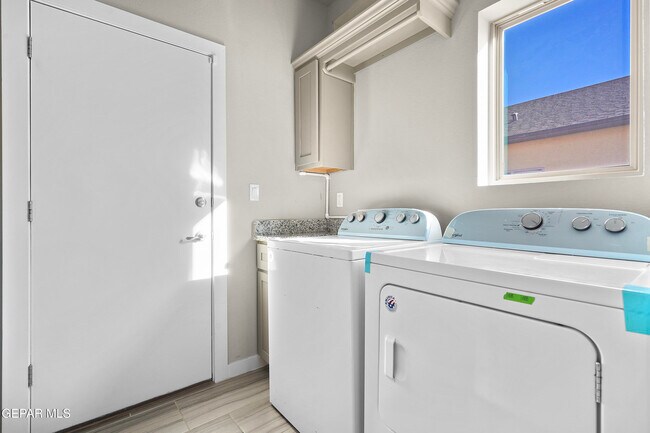 Building Photo - 13900 Villa Vista Ave