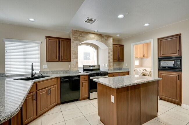 Building Photo - 4-Bedroom Home with Heated Pool & Spa