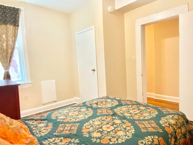 Building Photo - Spacious 2 Bed Plus Den - 1 Bath - Capitol...