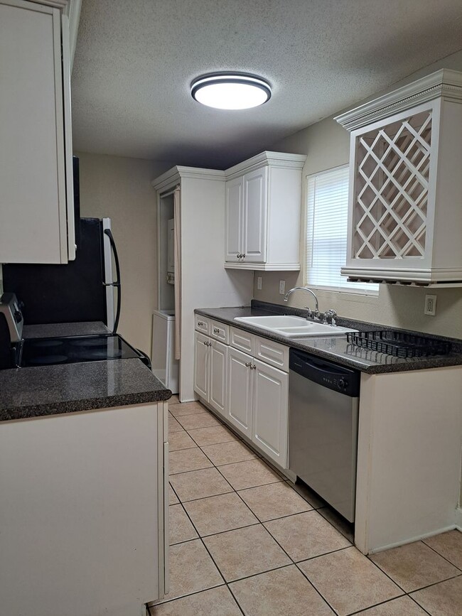 Building Photo - 1 BD/1 BA