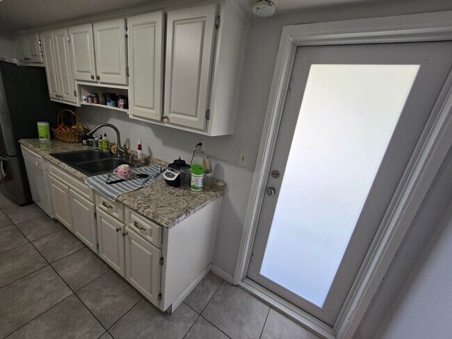 Building Photo - 60 Venetian Dr