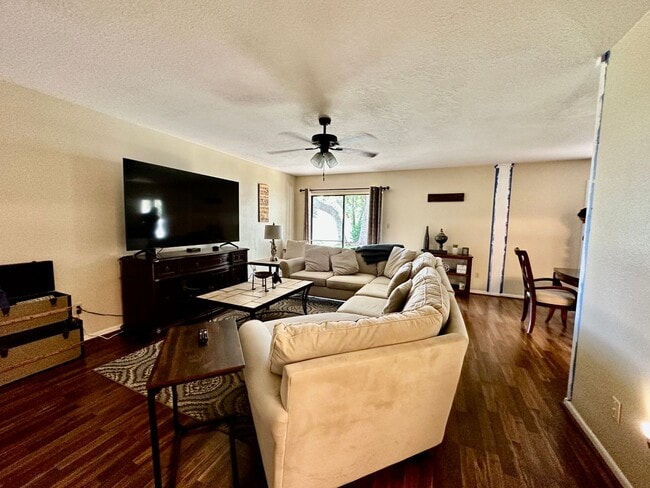 Building Photo - Perfect 3 bed 2 bath with huge fenced back...