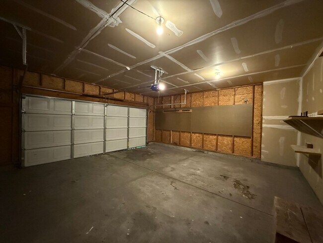 Building Photo - Stunning 3 Bed, 2 Bath Home near Riverside...