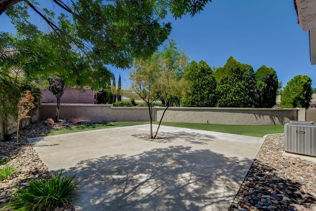 Building Photo - Single Story in Country Club Hills!