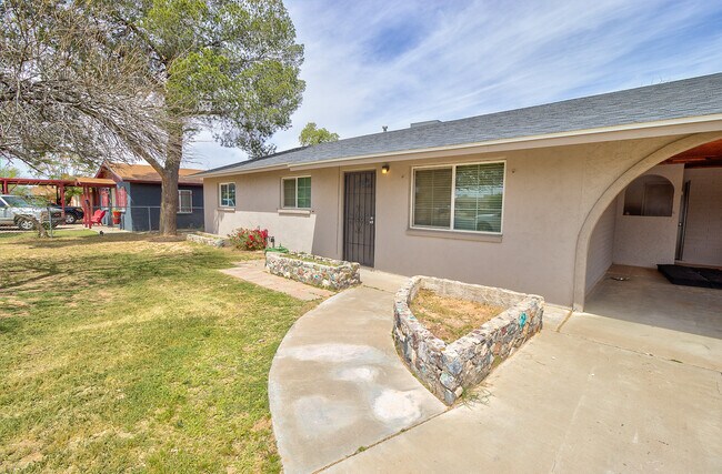 Primary Photo - 334 W Harding Ave