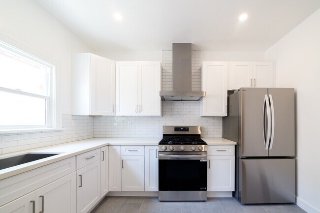 Building Photo - 246 S Sycamore Ave