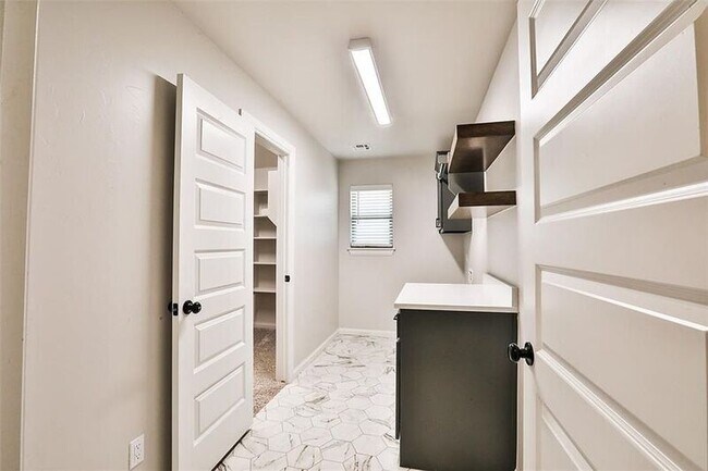 Building Photo - 9301 SW 44th Terrace