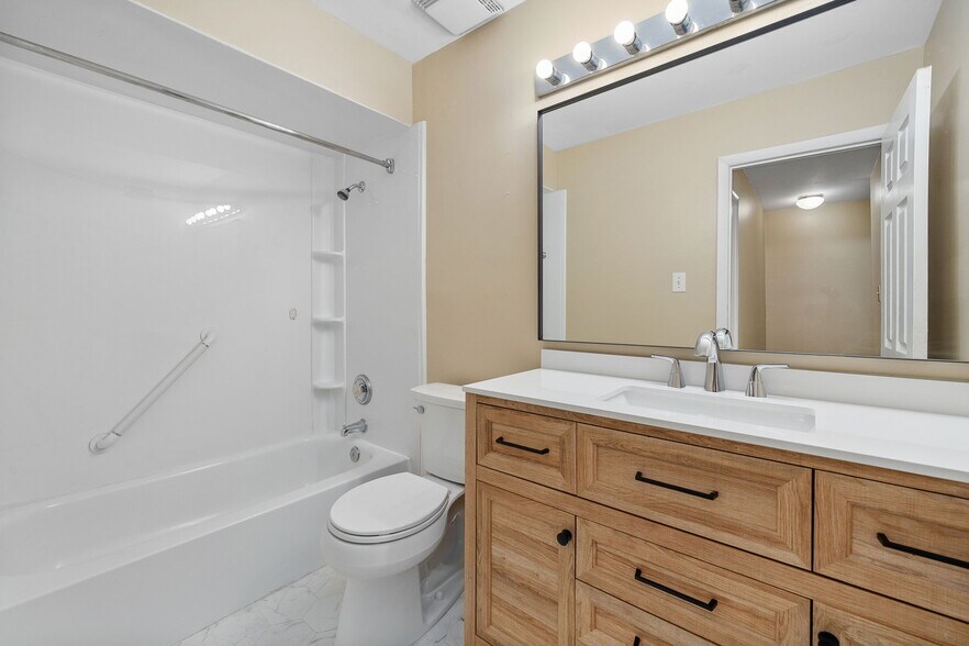 Building Photo - 447 Olian Dr