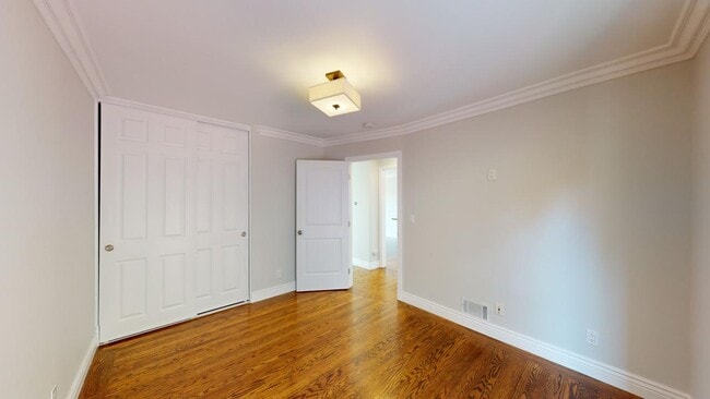 Building Photo - 330 Los Palmos Dr