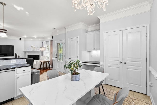 Building Photo - Furnished Townhome – All Inclusive | Gated...