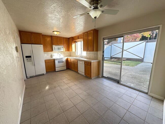 Building Photo - 312 N Riverside Dr