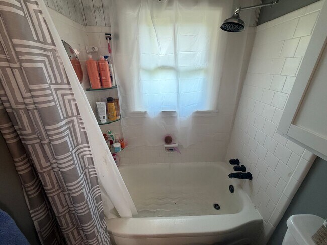 Building Photo - Charming 2 Bedroom Home with Spacious Yard in Henrico!