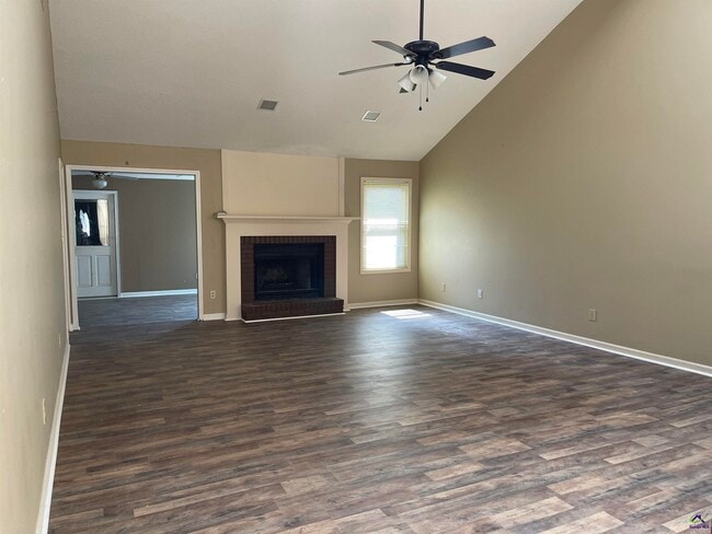 Building Photo - 104 Williamsburg Ave