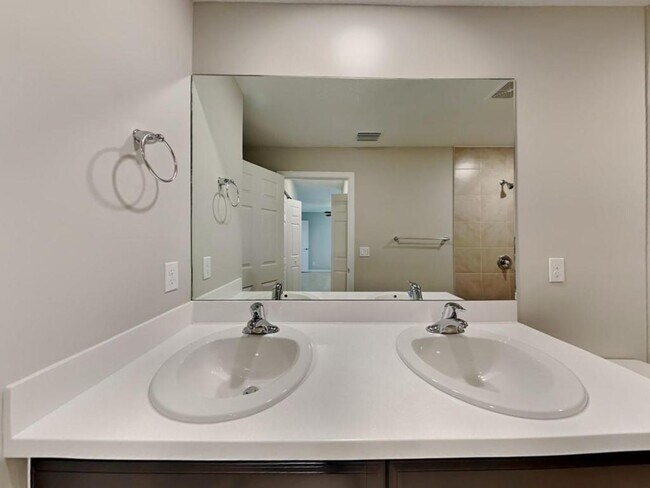 Building Photo - 242 SW Oakridge Dr