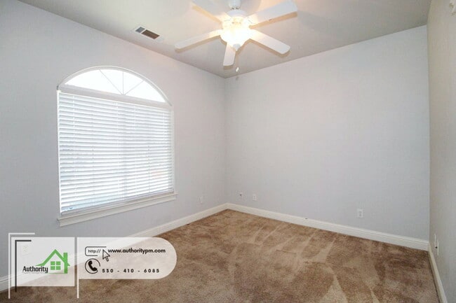 Building Photo - 2052 Hedgerow Ave