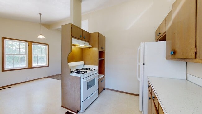 Building Photo - Spacious 2 Bedroom w/Basement & Vaulted Ceilings