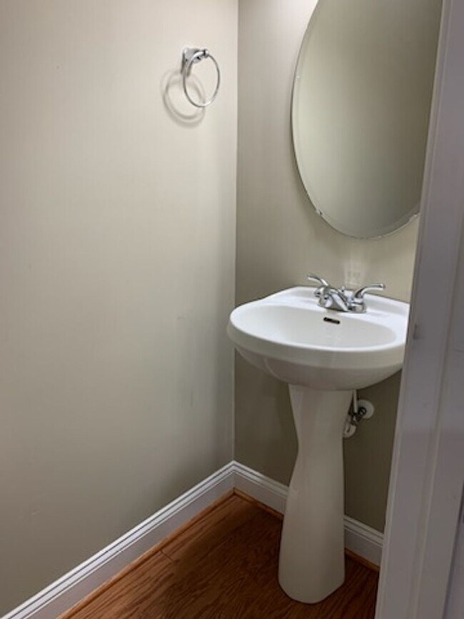 Building Photo - Charming 2 Bedroom, 2.5 Bath Townhouse Available in Hampton Forest!