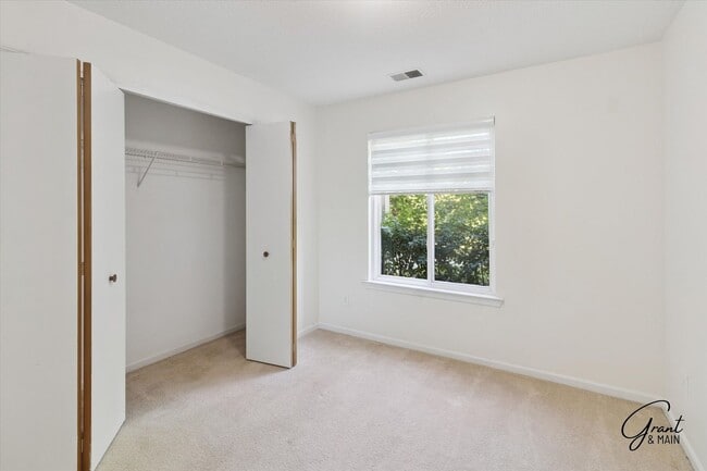 Building Photo - 2 bedroom ranch style condo $1650