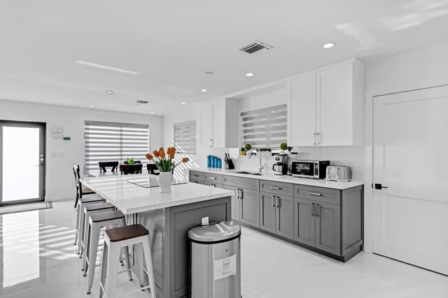 Building Photo - 17835 NE 6th Ave