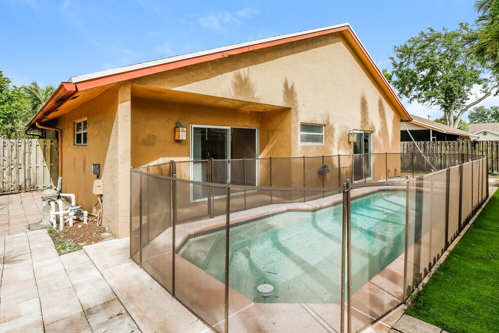 Building Photo - 6642 NW 42nd Ave