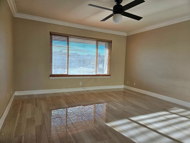 Building Photo - Beautiful condo ready for the holidays!