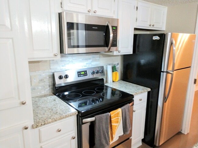Building Photo - $1495 – 2 Bed / 1 Bath Condominium in cent...