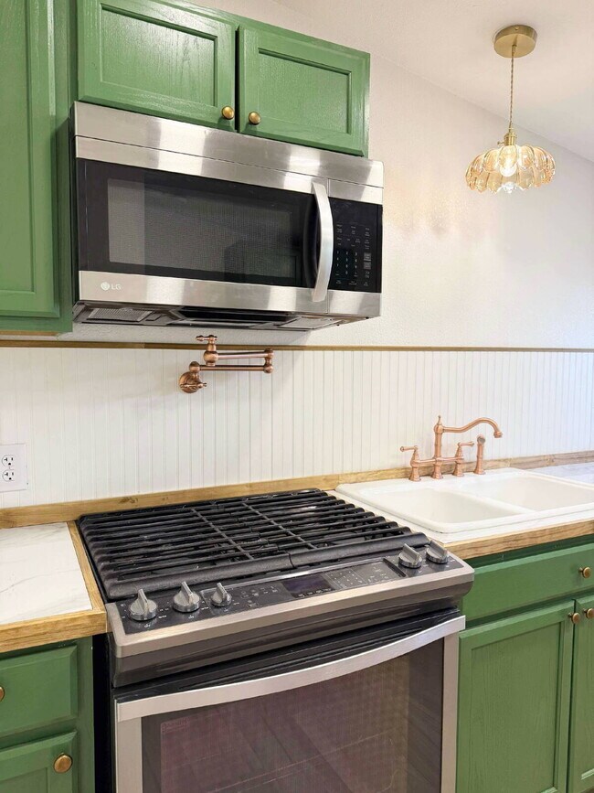 Building Photo - "Charming 1-Bedroom Retreat in Mountain Home – Your Cozy Haven Awaits!"