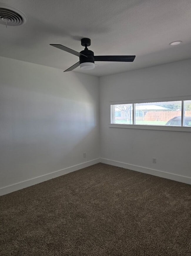 Building Photo - Beautifully Remodeled 3 bedroom Rental in ...