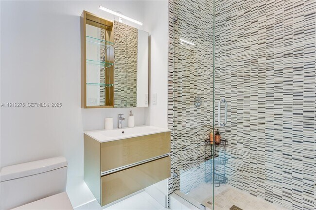 Building Photo - 1701 Espanola Dr