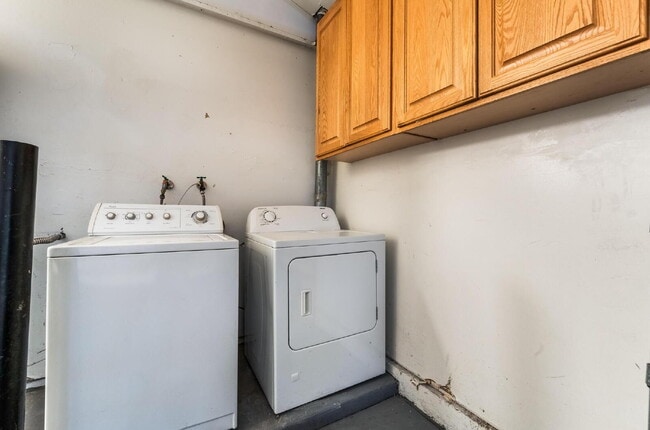 Building Photo - "Charming 3-Bed Oasis with 2 Full Baths in Vibrant Las Vegas - 1315 Sq Ft of Comfort!"