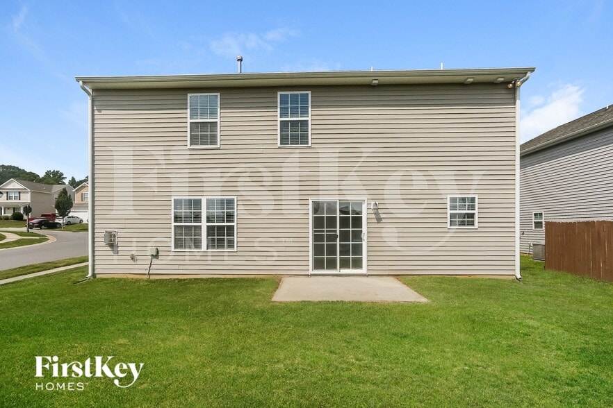 Building Photo - 2885 Village Center Dr