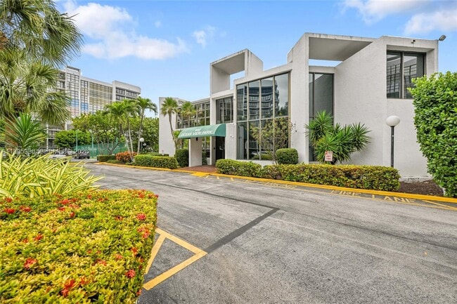 Building Photo - 800 Parkview Dr