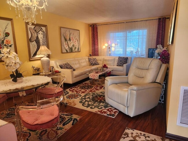 Building Photo - 2400 NE 1st Ln