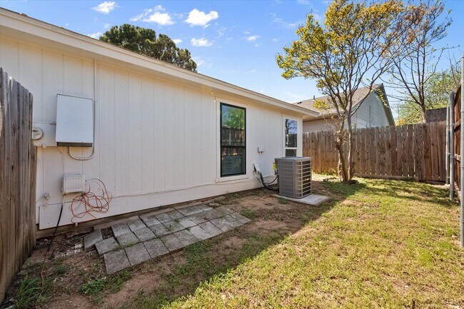 Building Photo - Affordable South Fort Worth Half Duplex