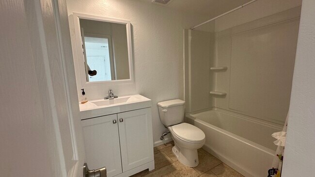 Building Photo - Central Chandler 2br Condo