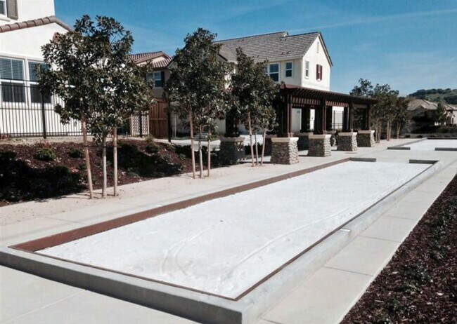Building Photo - Beautiful 3 Bedroom, 3.5 Bathroom 2,350 Sq...