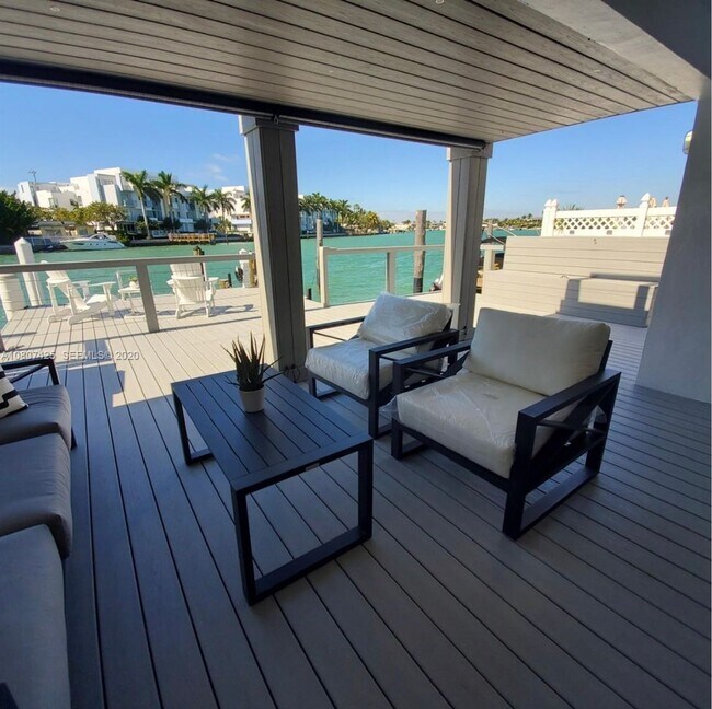 Building Photo - Beautiful waterfront townhouse in the heart of Miami