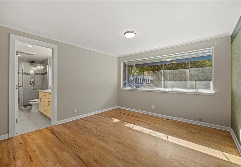 Building Photo - Bellevue Home