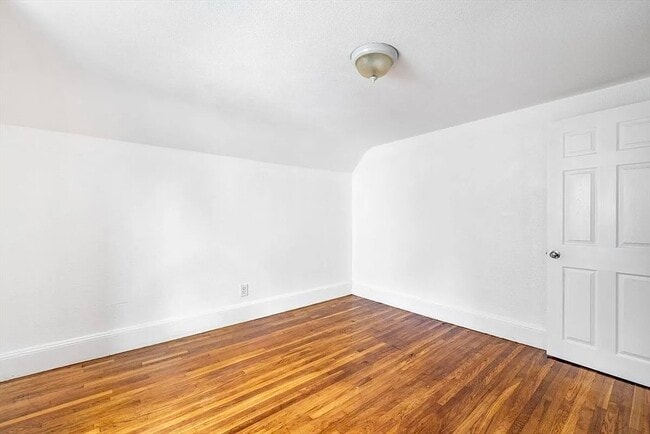 Building Photo - 61-61 Glenwood Rd